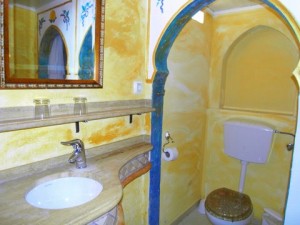 warme Farben Bad Bungalow Al Shams